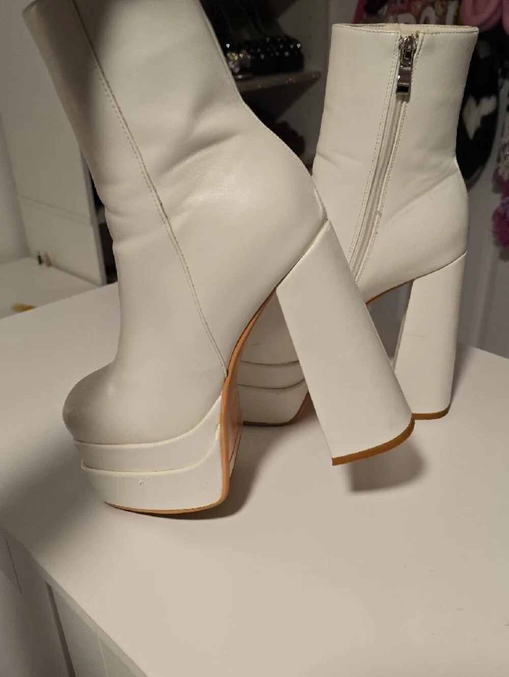 Wetkiss sleek white